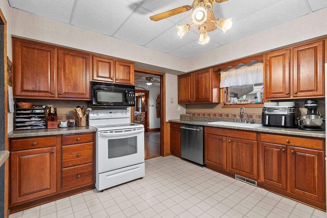 17 E 2ND STREET, Clintonville, WI 54929