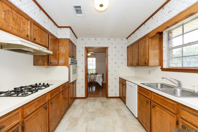2145 Stonewood Dr, Baton Rouge, LA 70816