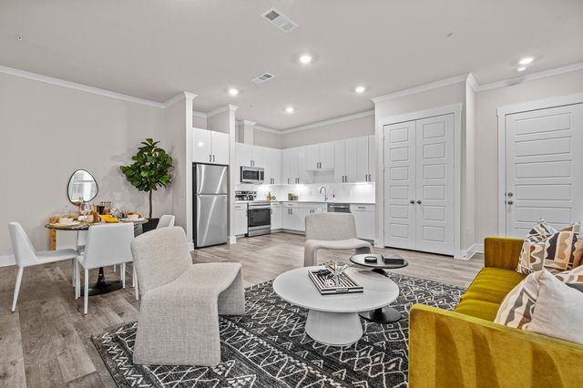 865 Limmer LOOP 1112, Hutto, TX 78634