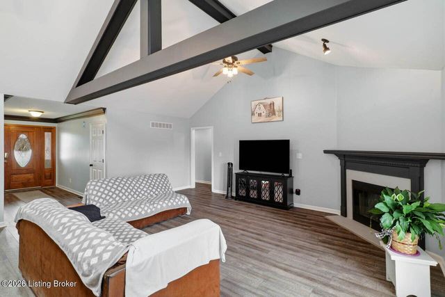 5127 Hunters Point Cir, Louisville, KY 40216