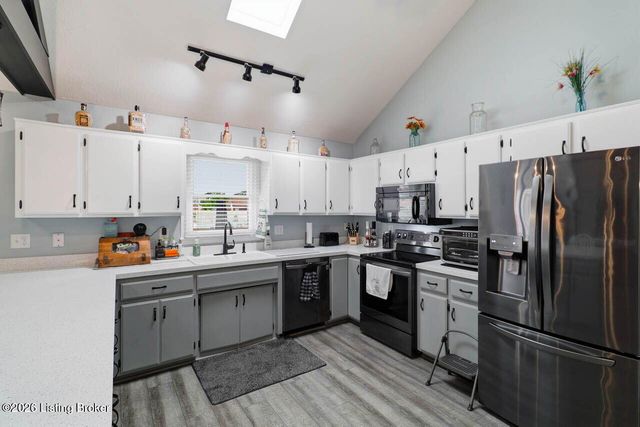 5127 Hunters Point Cir, Louisville, KY 40216