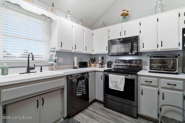 5127 Hunters Point Cir, Louisville, KY 40216
