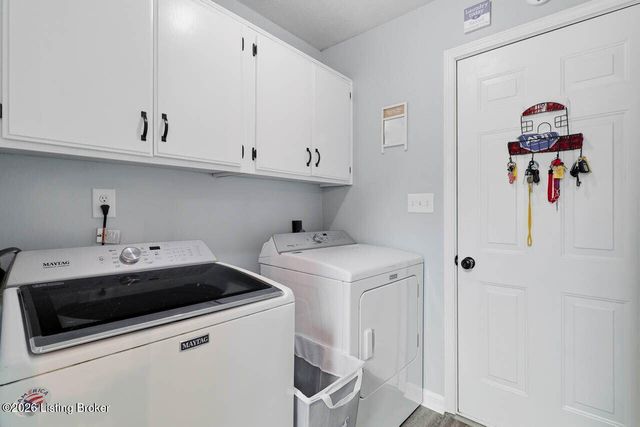 5127 Hunters Point Cir, Louisville, KY 40216