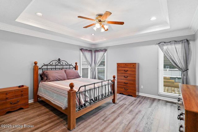 5127 Hunters Point Cir, Louisville, KY 40216