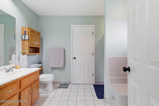 5127 Hunters Point Cir, Louisville, KY 40216