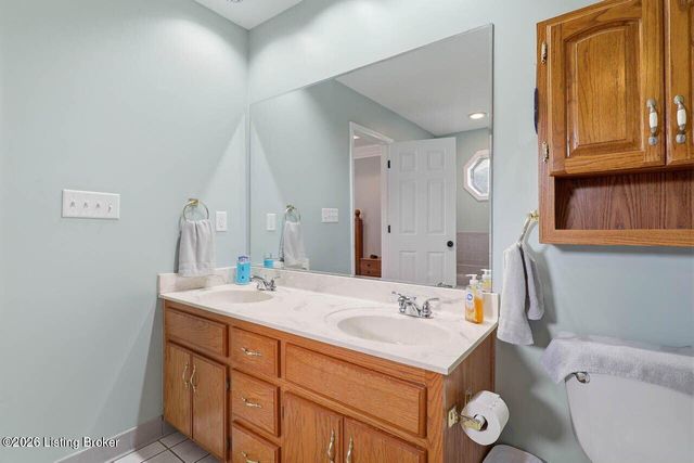 5127 Hunters Point Cir, Louisville, KY 40216