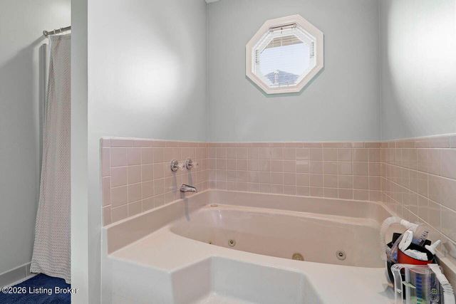 5127 Hunters Point Cir, Louisville, KY 40216
