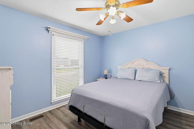 5127 Hunters Point Cir, Louisville, KY 40216
