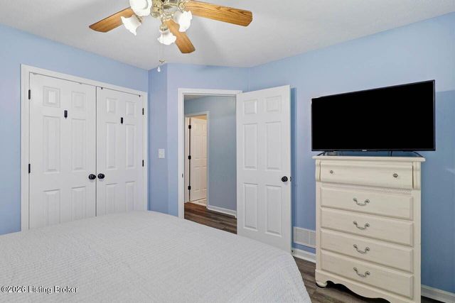 5127 Hunters Point Cir, Louisville, KY 40216