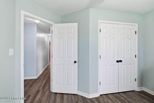 5127 Hunters Point Cir, Louisville, KY 40216