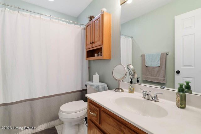 5127 Hunters Point Cir, Louisville, KY 40216