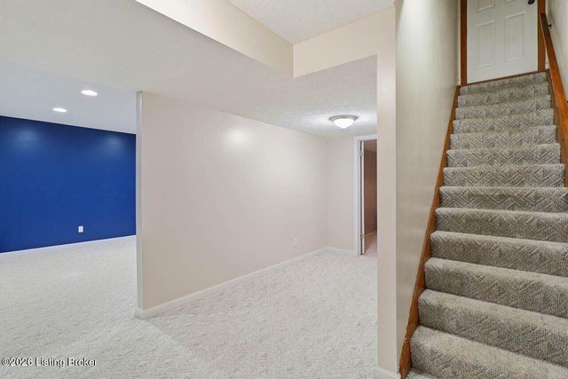 5127 Hunters Point Cir, Louisville, KY 40216
