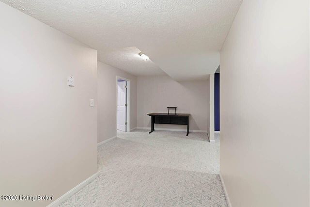 5127 Hunters Point Cir, Louisville, KY 40216