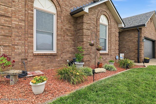 5127 Hunters Point Cir, Louisville, KY 40216