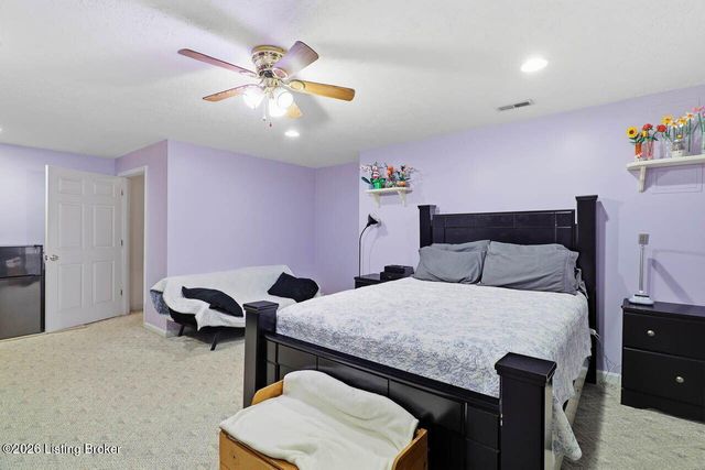 5127 Hunters Point Cir, Louisville, KY 40216