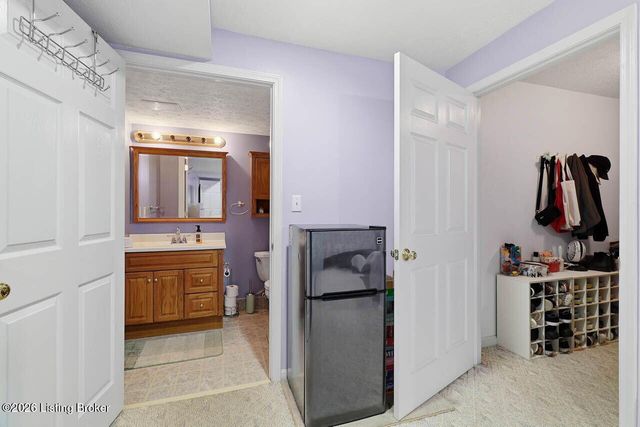 5127 Hunters Point Cir, Louisville, KY 40216
