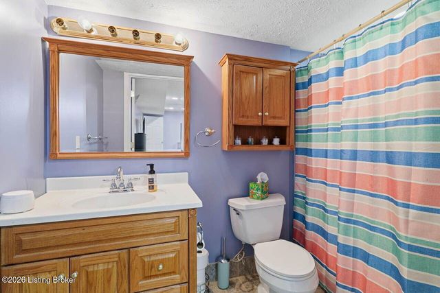 5127 Hunters Point Cir, Louisville, KY 40216