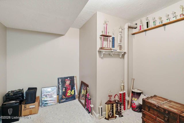 5127 Hunters Point Cir, Louisville, KY 40216