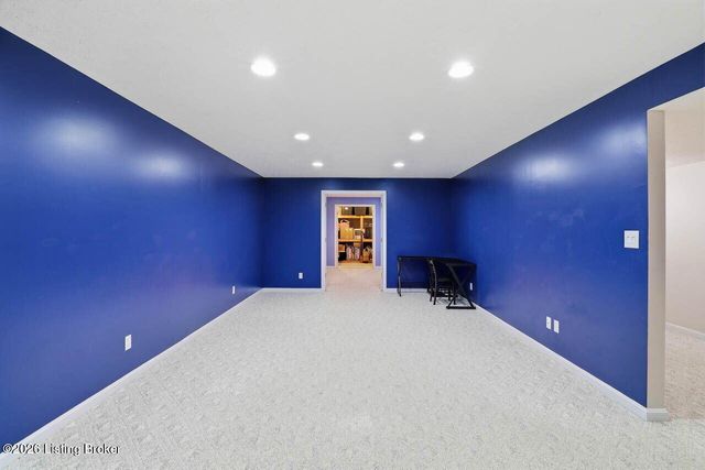 5127 Hunters Point Cir, Louisville, KY 40216