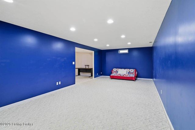 5127 Hunters Point Cir, Louisville, KY 40216