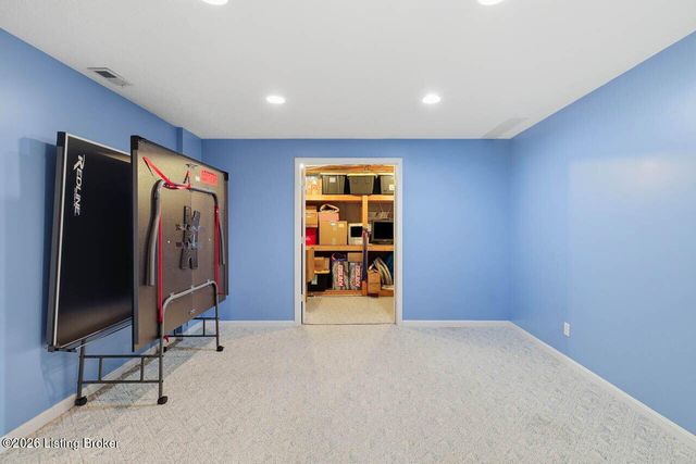 5127 Hunters Point Cir, Louisville, KY 40216