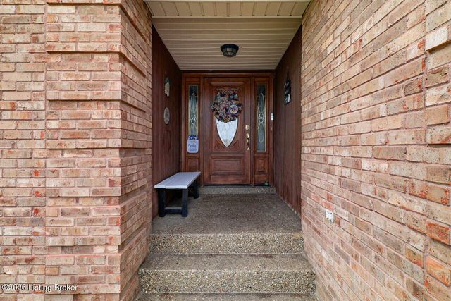 5127 Hunters Point Cir, Louisville, KY 40216