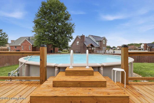 5127 Hunters Point Cir, Louisville, KY 40216