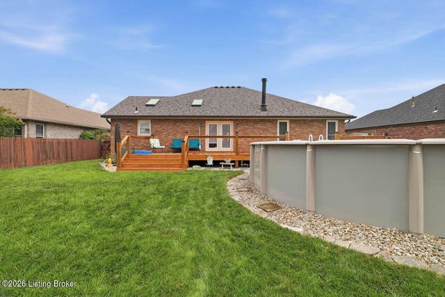 5127 Hunters Point Cir, Louisville, KY 40216