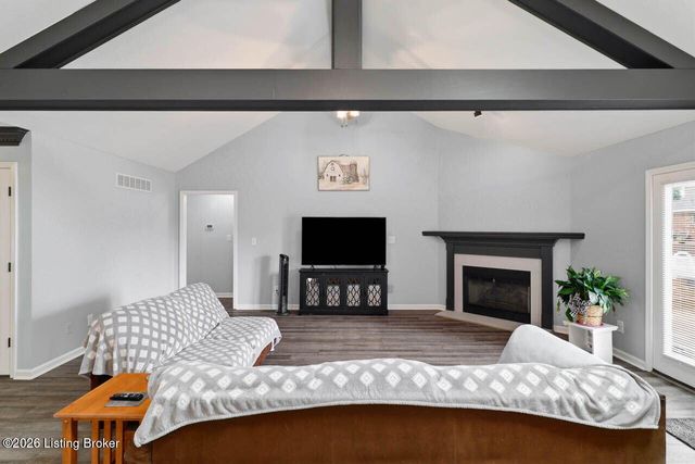 5127 Hunters Point Cir, Louisville, KY 40216
