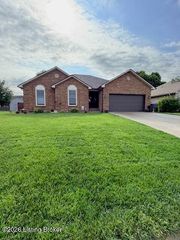 5127 Hunters Point Cir, Louisville, KY 40216