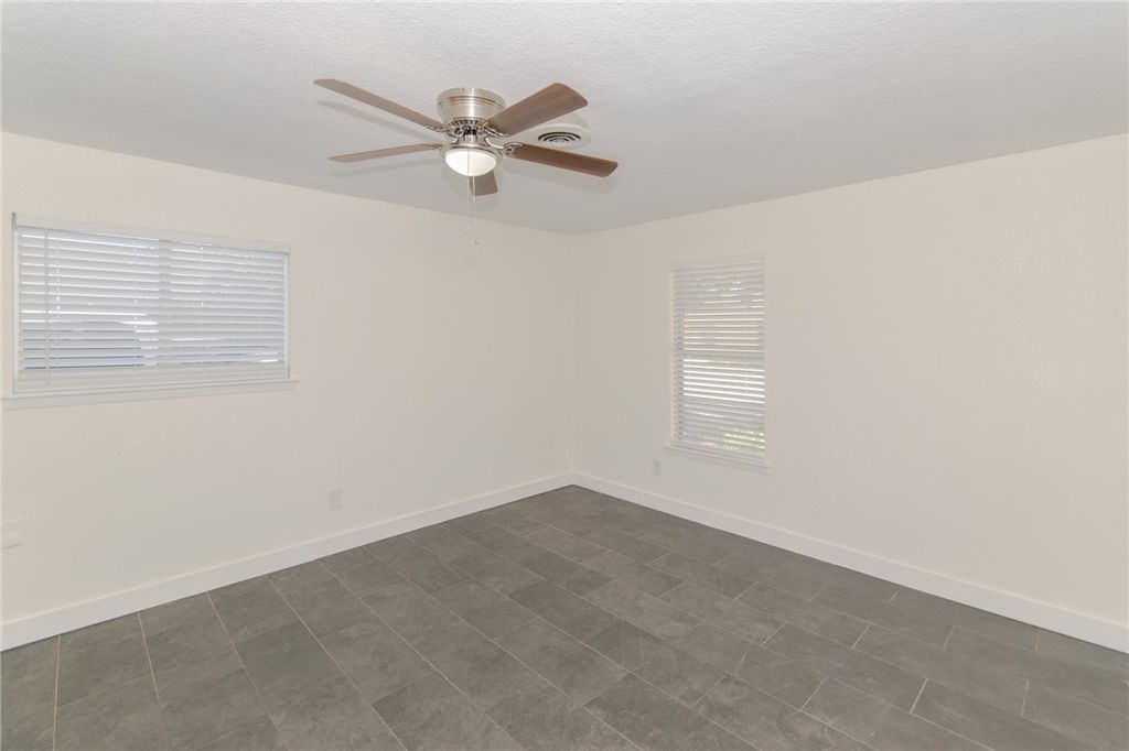 4013 Kingston Dr, Corpus Christi, TX 78411 — photo 3