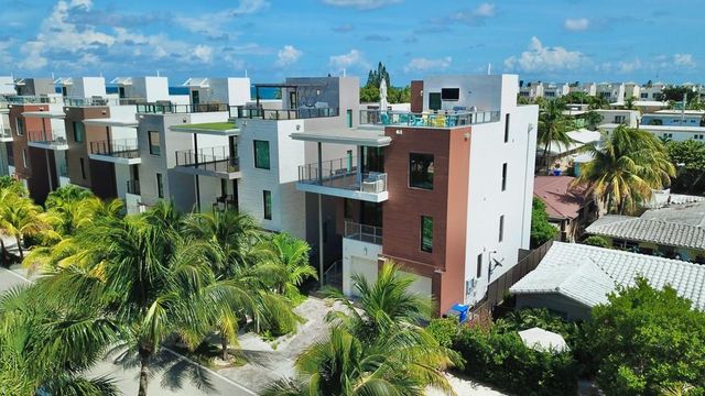 348 Balboa Street, Hollywood, FL 33019
