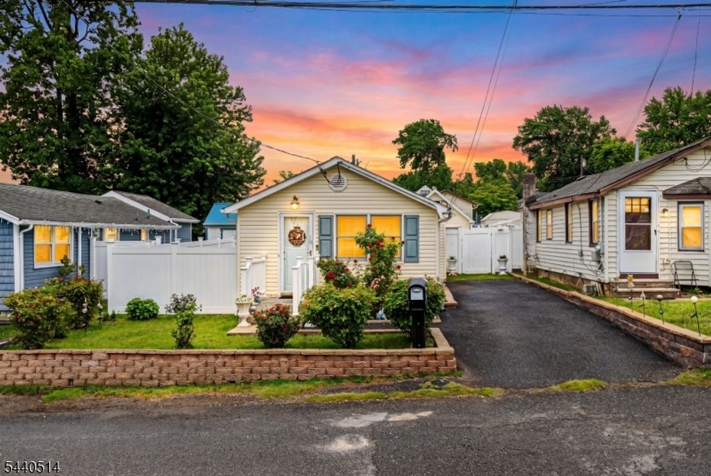 77 Pacific Blvd, Old Bridge Twp., NJ 07735