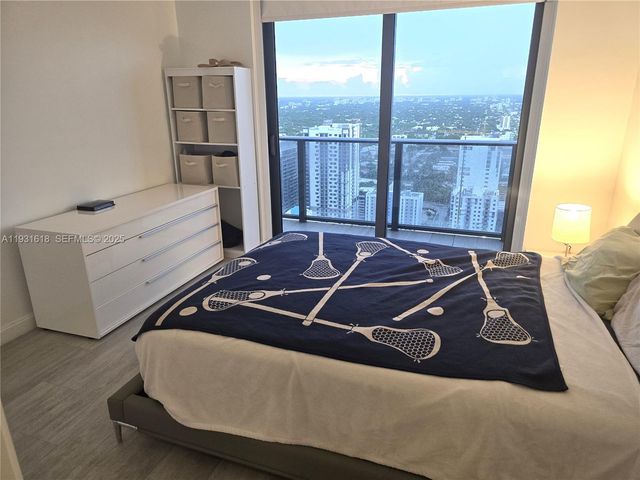 55 SW 9th St 3707, Miami, FL 33130