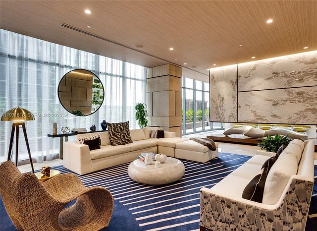 55 SW 9th St 3707, Miami, FL 33130