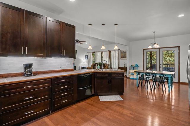 1113 Burns Hill Rd, Lobelville, TN 37097