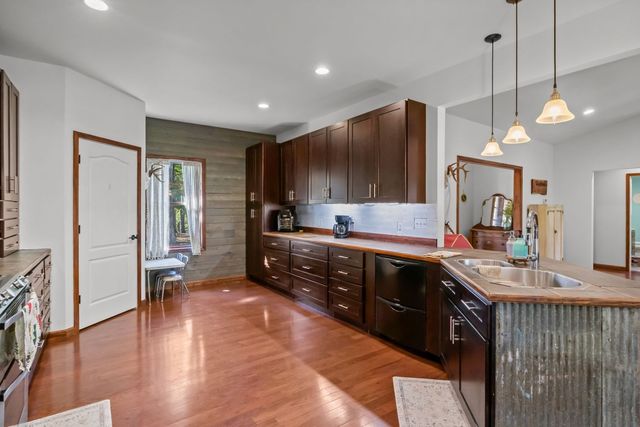 1113 Burns Hill Rd, Lobelville, TN 37097