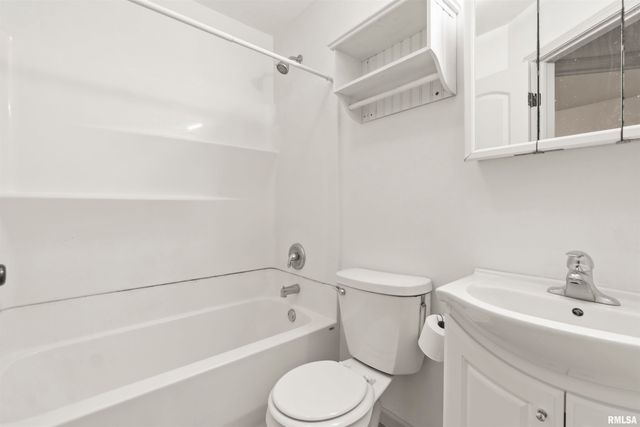 104 N INGLEWOOD Drive, East Peoria, IL 61611