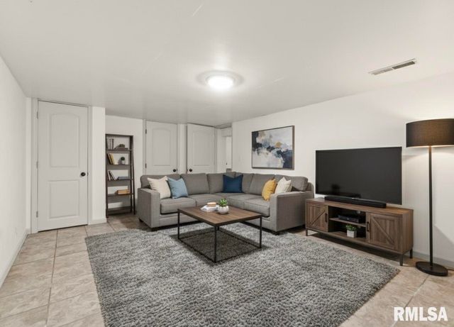 104 N INGLEWOOD Drive, East Peoria, IL 61611