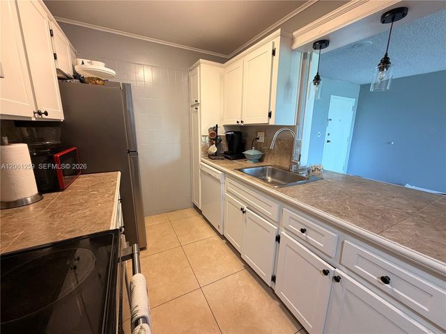 16518 NE 26th Avenue 403, North Miami Beach, FL 33160