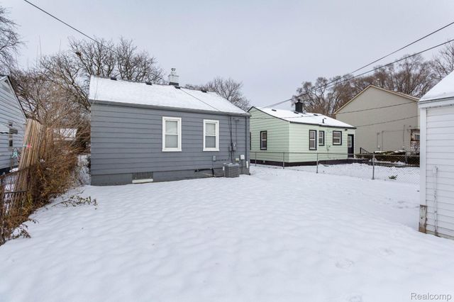 1504 E Maxlow Avenue, Hazel Park, MI 48030