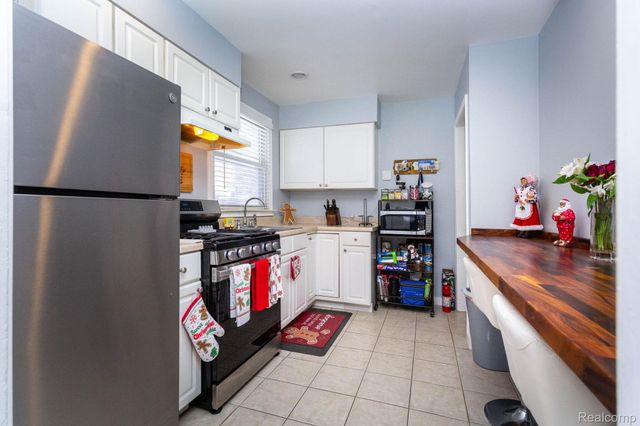 1504 E Maxlow Avenue, Hazel Park, MI 48030