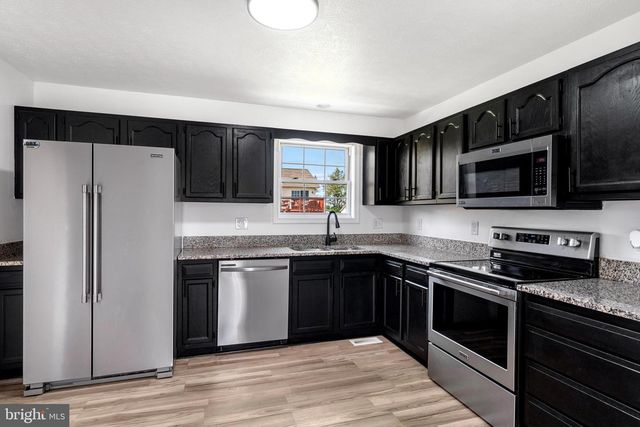 140 THAYERS GULL DR, Martinsburg, WV 25405