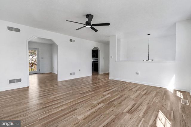 140 THAYERS GULL DR, Martinsburg, WV 25405