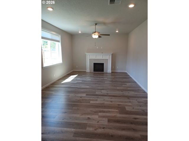 745 E WILSON St, Carlton, OR 97111