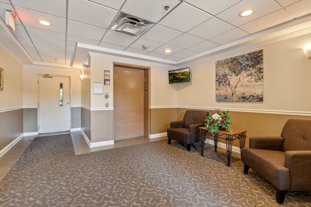 635 Perrie Drive 604, Elk Grove Village, IL 60007
