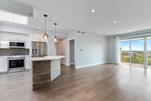 635 Perrie Drive 604, Elk Grove Village, IL 60007