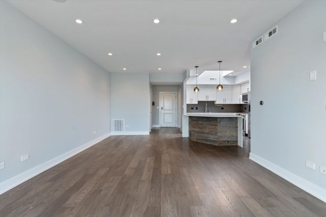 635 Perrie Drive 604, Elk Grove Village, IL 60007