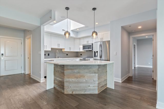 635 Perrie Drive 604, Elk Grove Village, IL 60007