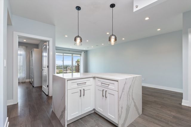 635 Perrie Drive 604, Elk Grove Village, IL 60007